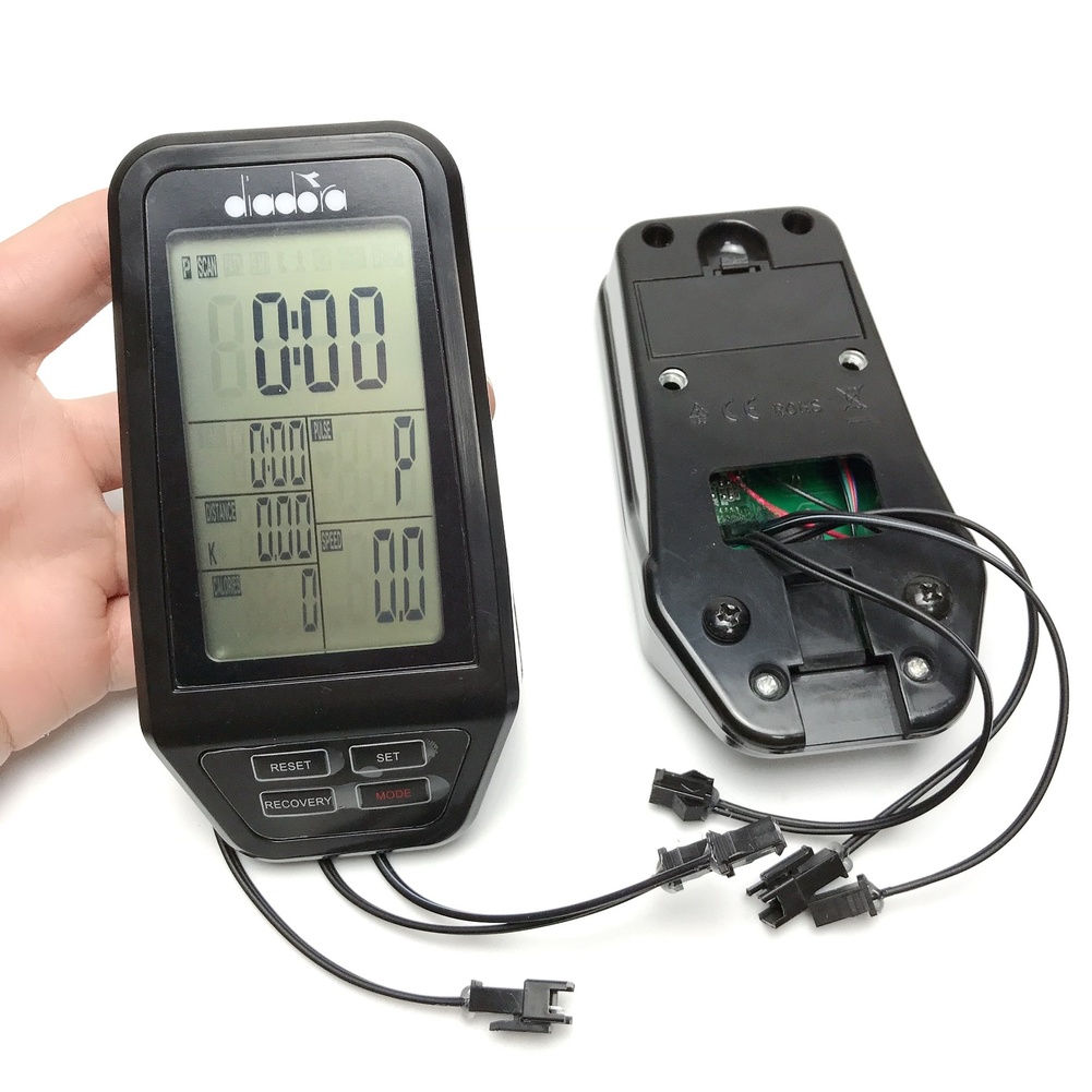 Schwarzer Computer-Bildschirm  – Sports Equipment List Bewertung und Preis